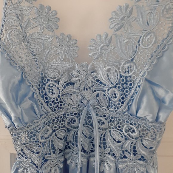 Light Bleu Peignoir - Picture 2 of 6